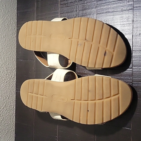 Euro Soft by Sofft Cream Crocodile Sandals Women's Size 8M - Picture 4 of 9